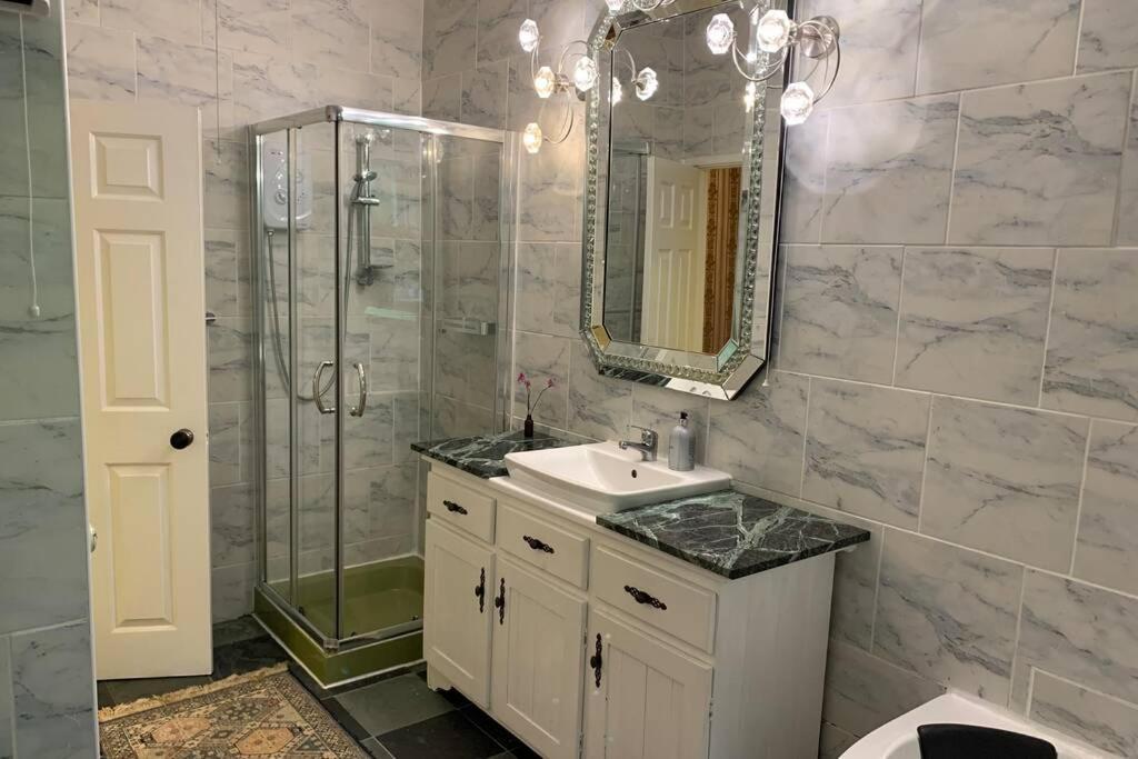 Luxurious Apartment In Historic Mansion - Sleeps 7 Ladock Bagian luar foto