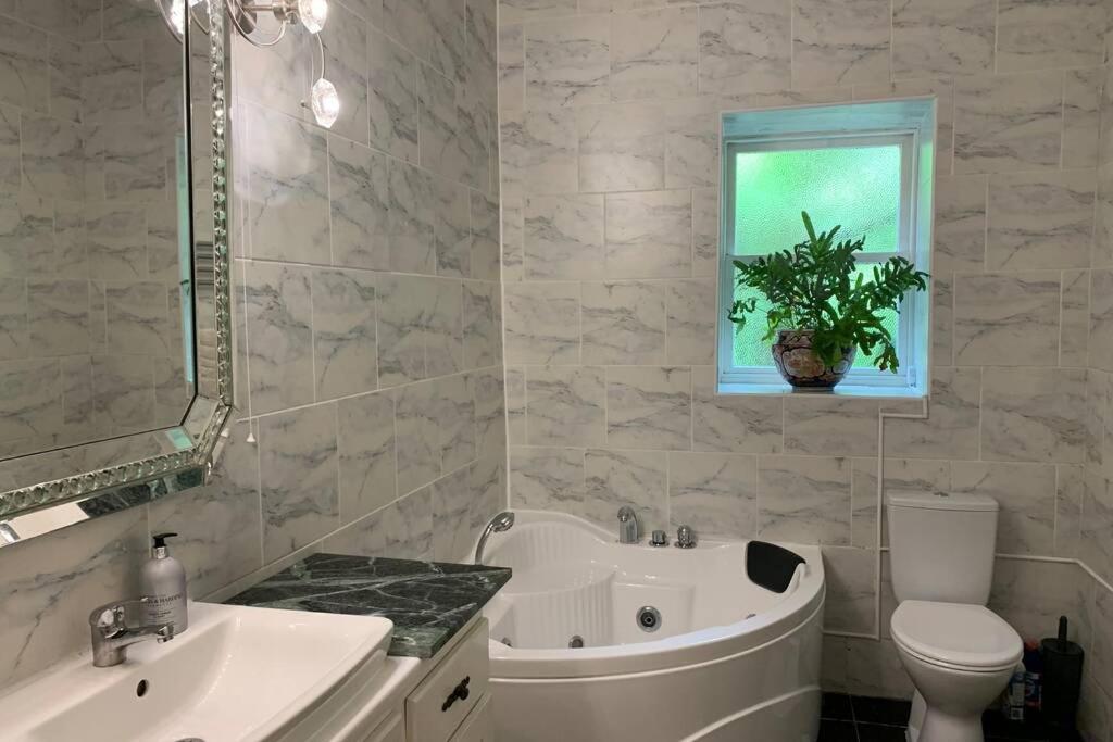 Luxurious Apartment In Historic Mansion - Sleeps 7 Ladock Bagian luar foto